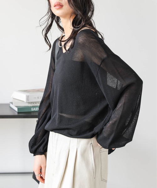 SUGAR BISKET(シュガービスケット)の「Vネックシアーニットトップス(Tシャツ/カットソー・レディース・ブルー/アイボリー系/グレー/モカ/ブラック/ライトブルー・フリー)」の2枚目の写真