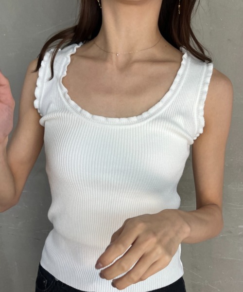 tolene(トレネ)の「フリル 太ストラップ ニットタンクトップ(タンクトップ・レディース・ライトブラウン/ホワイト/ピンク/ブラック・FREE)」の5枚目の写真