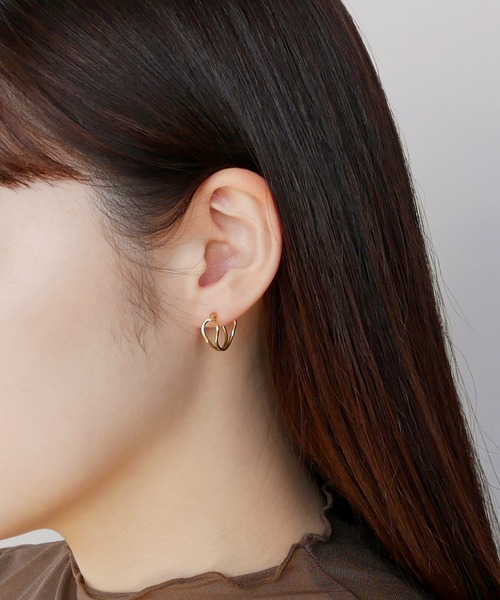 va vendome aoyama(ヴイエーヴァンドームアオヤマ)の「ゴールドカラー フープピアス(ピアス(両耳用)・レディース・イエローゴールド・ONE SIZE)」の4枚目の写真