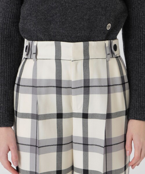 BLUE LABEL CRESTBRIDGE（ブルーレーベルクレストブリッジ）の「【店舗限定】クレストブリッジチェックサキソニードビーオーバーペンワイドパンツ（その他パンツ・レディース・ベージュ系その他7/グレー系その他・36/38）」の13枚目の写真