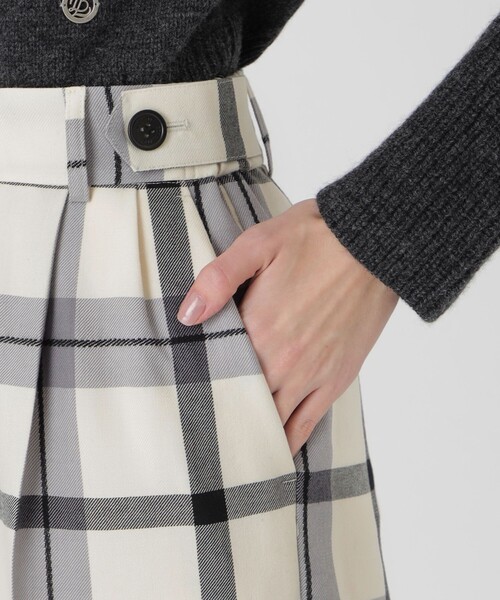 BLUE LABEL CRESTBRIDGE（ブルーレーベルクレストブリッジ）の「【店舗限定】クレストブリッジチェックサキソニードビーオーバーペンワイドパンツ（その他パンツ・レディース・ベージュ系その他7/グレー系その他・36/38）」の11枚目の写真