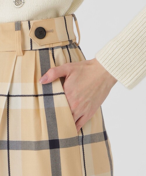 BLUE LABEL CRESTBRIDGE（ブルーレーベルクレストブリッジ）の「【店舗限定】クレストブリッジチェックサキソニードビーオーバーペンワイドパンツ（その他パンツ・レディース・ベージュ系その他7/グレー系その他・36/38）」の4枚目の写真