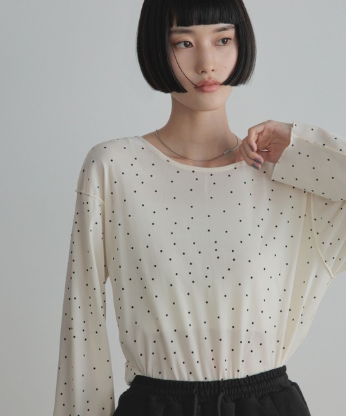 LOWRYS FARM(ローリーズファーム)の「ベロア2WAYプルオーバーLS 577775(Tシャツ/カットソー・レディース・ネイビー/ブラウン/オフホワイト/ブラック/ドット・FREE)」の5枚目の写真