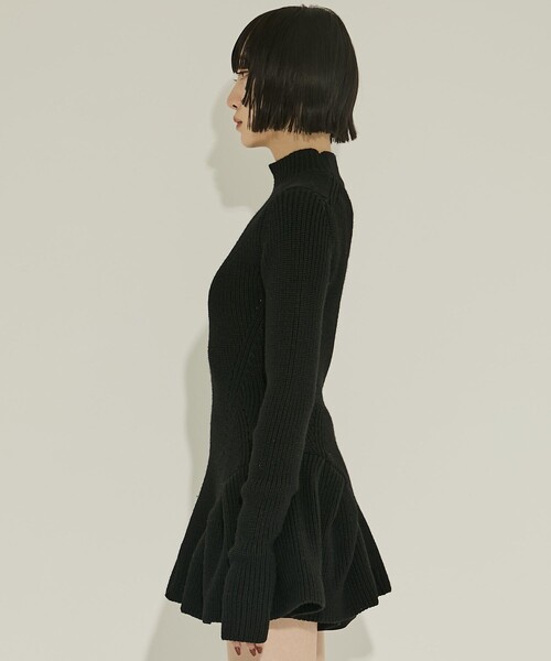 JOHN LAWRENCE SULLIVAN（ジョンローレンスサリバン）の「【JOHN LAWRENCE SULLIVAN/ジョンローレンスサリバン】RIBED PEPLUM HI-NECK KNIT SWEATER/ペプラムニット（ニット/セーター・レディース・ブラック/グレー・XS）」の8枚目の写真