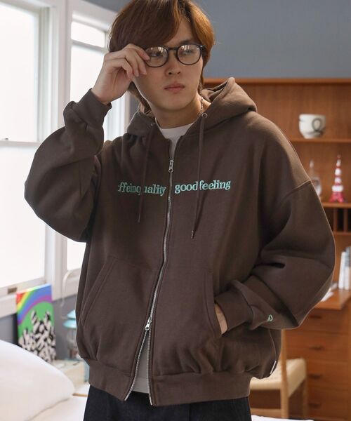 FFEIN（フェイン）の「【FFEIN（フェイン）】センター3D刺繍立体フードZIPパーカー / パーカー 裏起毛 ヘビーウエイト ジップ フーディ ダブルジップ（パーカー・メンズ・アッシュグレー/ワイン/ブラック/ブラウン/ネイビー・LARGE/MEDIUM/SMALL）」の4枚目の写真