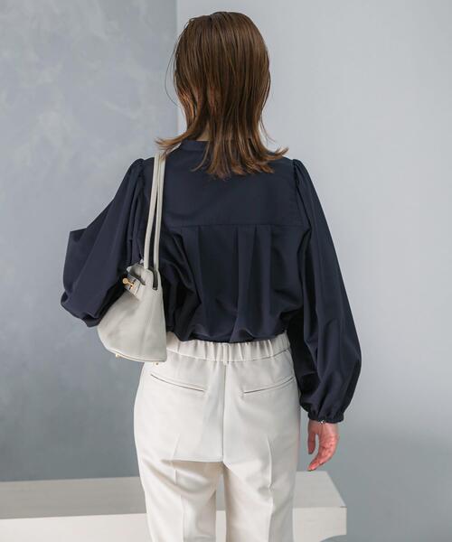 URBAN RESEARCH ROSSO WOMEN（アーバンリサーチ　ロッソ）の「バンドカラーボリュームシャツブラウス（シャツ/ブラウス・レディース・ネイビー/ホワイト・FREE）」の17枚目の写真