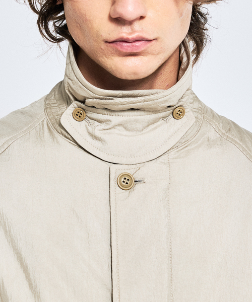 ABAHOUSE（アバハウス）の「ワッシャーナイロン 中綿パデットコート / Padded Half Coat / バルカラーコート（ステンカラーコート・メンズ・ベージュ/ブラック・46/48）」の7枚目の写真