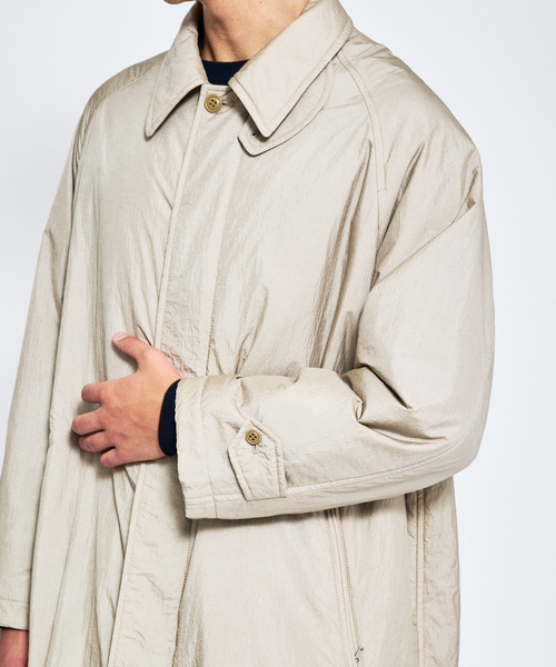 ABAHOUSE（アバハウス）の「ワッシャーナイロン 中綿パデットコート / Padded Half Coat / バルカラーコート（ステンカラーコート・メンズ・ベージュ/ブラック・46/48）」の8枚目の写真