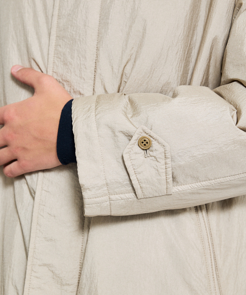 ABAHOUSE（アバハウス）の「ワッシャーナイロン 中綿パデットコート / Padded Half Coat / バルカラーコート（ステンカラーコート・メンズ・ベージュ/ブラック・46/48）」の9枚目の写真