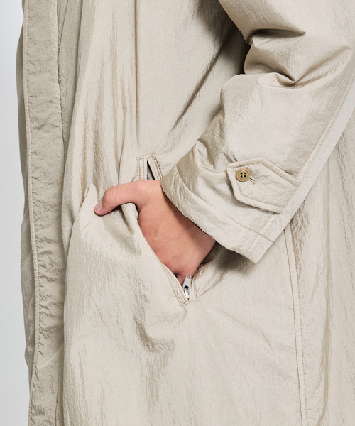 ABAHOUSE（アバハウス）の「ワッシャーナイロン 中綿パデットコート / Padded Half Coat / バルカラーコート（ステンカラーコート・メンズ・ベージュ/ブラック・46/48）」の10枚目の写真