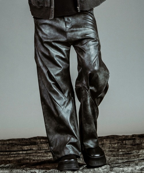 NO ID.（ノーアイディ）の「【NO ID.】Synthetic Leather Zip Flare Pants / シンセティック レザー ジップ フレア パンツ（スラックス・メンズ・グレー/ブラック・2/1）」の2枚目の写真