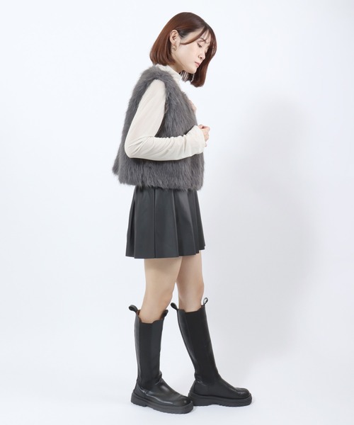 Salong hameu(サロン ハミュー)の「レイヤードで映えるフェミニンアイテム シャギーファー ショート丈ベスト レディース(ベスト・レディース・チャコールグレー/ブラック/アイボリー・M/L)」の8枚目の写真