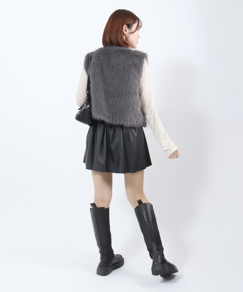 Salong hameu(サロン ハミュー)の「レイヤードで映えるフェミニンアイテム シャギーファー ショート丈ベスト レディース(ベスト・レディース・チャコールグレー/ブラック/アイボリー・M/L)」の9枚目の写真