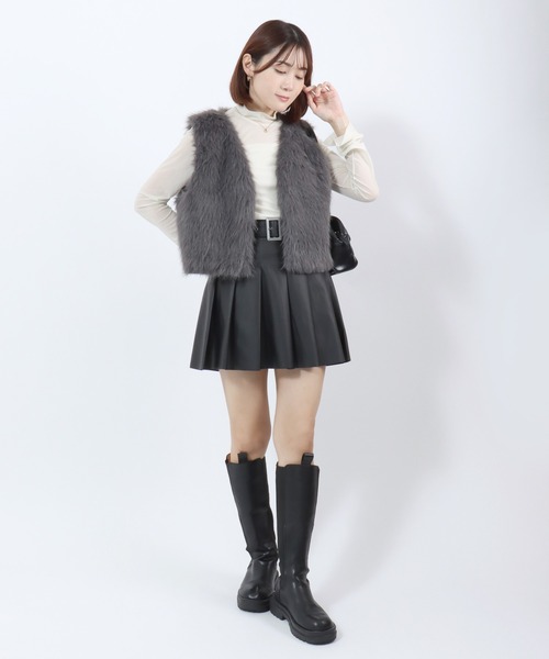 Salong hameu(サロン ハミュー)の「レイヤードで映えるフェミニンアイテム シャギーファー ショート丈ベスト レディース(ベスト・レディース・チャコールグレー/ブラック/アイボリー・M/L)」の7枚目の写真