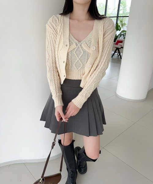Jasmine Grandiflorum(ジャスミングランディフローラム)の「【Jasmine】ケーブル編みニットカーディガン+ニットキャミソール(カーディガン/ボレロ・レディース・アイボリー/ブラック/ブルー・FREE)」の8枚目の写真