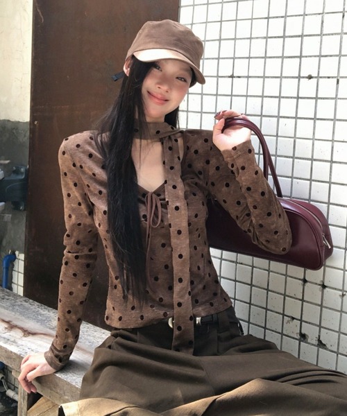 Sibra（シブラ）の「スカーフ付きドット柄ベルベットトップス／レトロムード漂う細見えシルエット（Tシャツ/カットソー・レディース・ブラウン・M）」の3枚目の写真