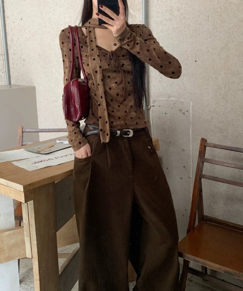 Sibra（シブラ）の「スカーフ付きドット柄ベルベットトップス／レトロムード漂う細見えシルエット（Tシャツ/カットソー・レディース・ブラウン・M）」の4枚目の写真
