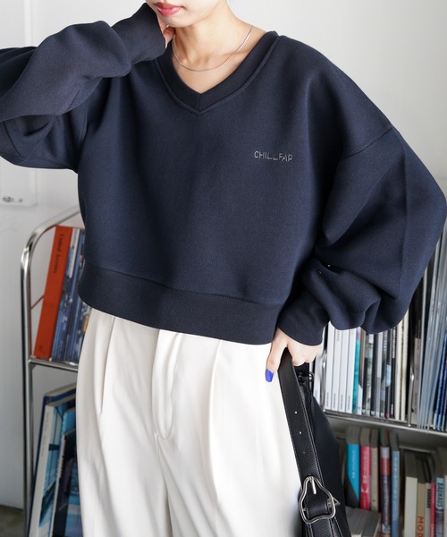 Chillfar(チルファー)の「Vネック刺繍ショート丈スウェット(スウェット・レディース・グレー/ネイビー系/ブラウン系/ブラック/オートミール/レッド・FREE)」の5枚目の写真