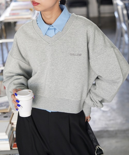 Chillfar(チルファー)の「Vネック刺繍ショート丈スウェット(スウェット・レディース・グレー/ネイビー系/ブラウン系/ブラック/オートミール/レッド・FREE)」の3枚目の写真