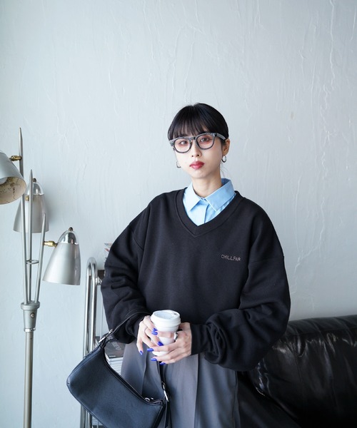 Chillfar(チルファー)の「Vネック刺繍ショート丈スウェット(スウェット・レディース・グレー/ネイビー系/ブラウン系/ブラック/オートミール/レッド・FREE)」の2枚目の写真
