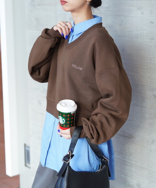 Chillfar(チルファー)の「Vネック刺繍ショート丈スウェット(スウェット・レディース・グレー/ネイビー系/ブラウン系/ブラック/オートミール/レッド・FREE)」の14枚目の写真