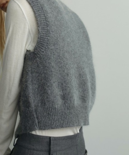 anuke Crewneck Botton Vest