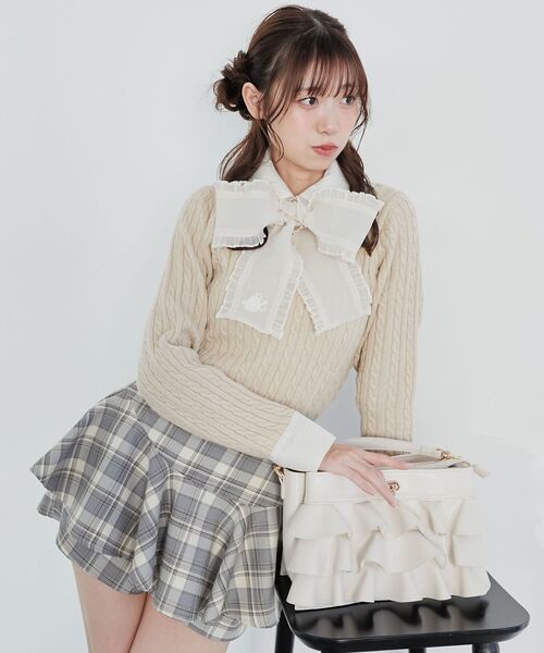 MAJESTIC LEGON（マジェスティックレゴン）の「フリルトリムリボンタイセットニット（ニット/セーター・レディース・アイボリー/グレー/ベージュ・MEDIUM）」の3枚目の写真