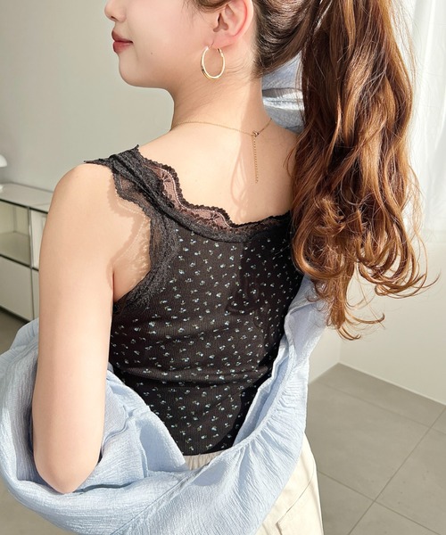 moment+（モーメントプラス）の「花柄プリントテレコリブフロントシャーリングリボンレースタンクトップ（タンクトップ・レディース・オフホワイト/ブラック/ナチュラル・M）」の4枚目の写真