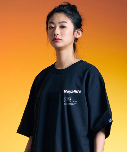 ROYALLIFE(ロイヤルライフ)の「RYLFボックスロゴオーバーフィット半袖(RL401 RYLF BOX LOGO TEE) - BLACK(Tシャツ/カットソー・レディース・その他・LARGE/MEDIUM/SMALL)」の1枚目の写真