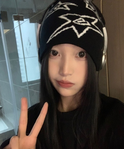 Vini（ヴィニ）の「【Vini】<ソフト ニット> スパイラル スター ビーニー（ニットキャップ/ビーニー・レディース・ブラック・FREE）」の2枚目の写真