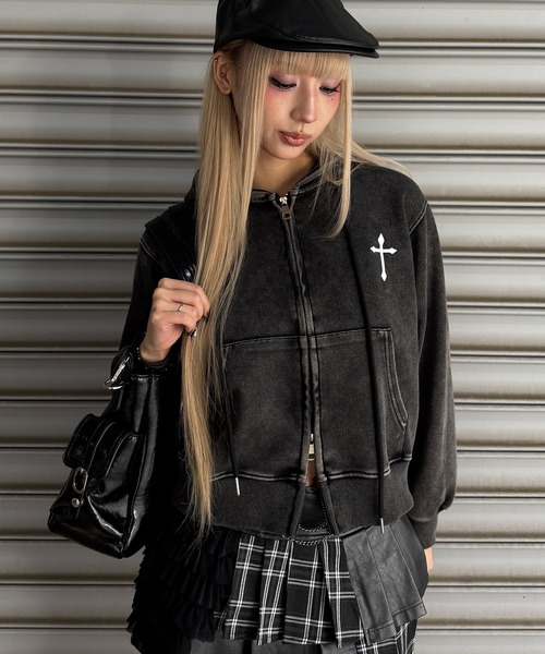 Figments（フィグメンツ）の「クロスショートジップパーカー（パーカー・レディース・スミクロ・FREE）」の2枚目の写真