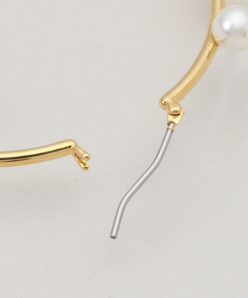 La TOTALITE(ラトータリテ)の「STELLAR HOLLYWOOD/ステラハリウッド シェルパールフープピアス(ピアス(両耳用)・レディース・ゴールド・FREE)」の4枚目の写真