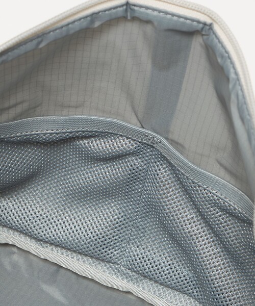 THE NORTH FACE(ザノースフェイス)の「<THE NORTH FACE>カペラ 5(5L)(ショルダーバッグ・レディース・ブラック/オフホワイト・FREE)」の11枚目の写真