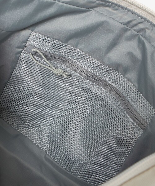 THE NORTH FACE(ザノースフェイス)の「<THE NORTH FACE>カペラ 5(5L)(ショルダーバッグ・レディース・ブラック/オフホワイト・FREE)」の3枚目の写真