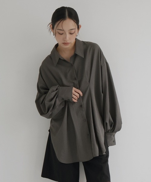 hellam(へラム)の「【hellam×HOTARU】合繊ウエストタックシャツ(シャツ/ブラウス・レディース・ベージュ/チャコール/アイボリー/ブルー・FREE)」の3枚目の写真