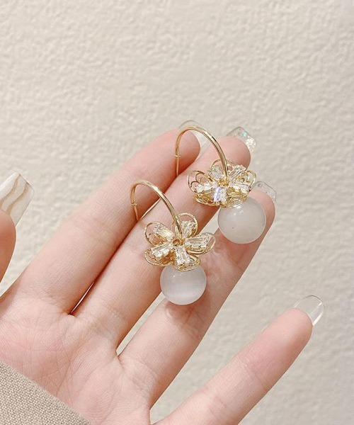 shoppinggo(ショッピングゴー)の「揺れるロングピアス 大ぶり 花(ピアス(両耳用)・レディース・ゴールド・FREE)」の2枚目の写真