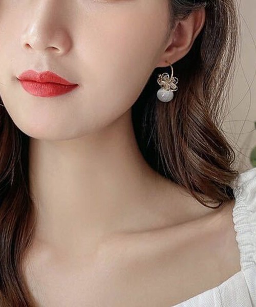 shoppinggo(ショッピングゴー)の「揺れるロングピアス 大ぶり 花(ピアス(両耳用)・レディース・ゴールド・FREE)」の6枚目の写真