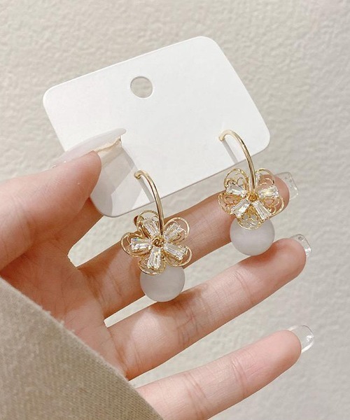 shoppinggo(ショッピングゴー)の「揺れるロングピアス 大ぶり 花(ピアス(両耳用)・レディース・ゴールド・FREE)」の7枚目の写真