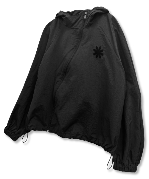 DAMISH（ダミシュ）の「ベルベットシンボル斜めジッパーウィンドブレーカー_ブラック（ナイロンジャケット・レディース・ブラック・FREE）」の4枚目の写真