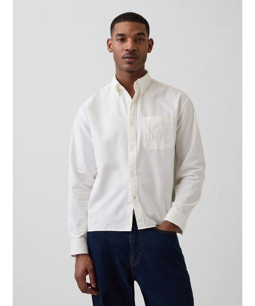 GAP（ギャップ）の「リラックスフィット クロップド ストレートヘム GAPロゴ オックスフォードシャツ（シャツ/ブラウス・メンズ・ピンク/オフホワイト/ライトブルー・S/M/L/XL/XS）」の2枚目の写真