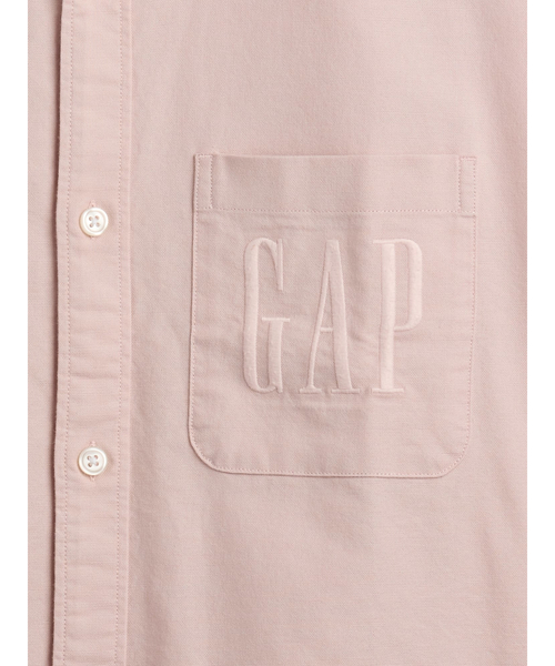 GAP（ギャップ）の「リラックスフィット クロップド ストレートヘム GAPロゴ オックスフォードシャツ（シャツ/ブラウス・メンズ・ピンク/オフホワイト/ライトブルー・S/M/L/XL/XS）」の8枚目の写真