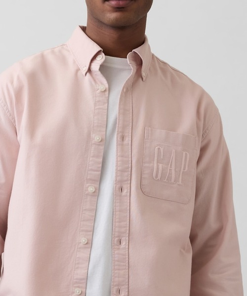 GAP(ギャップ)の「リラックスフィット クロップド ストレートヘム GAPロゴ オックスフォードシャツ(シャツ/ブラウス・メンズ・ピンク/オフホワイト/ライトブルー・S/M/L/XL/XS)」の1枚目の写真