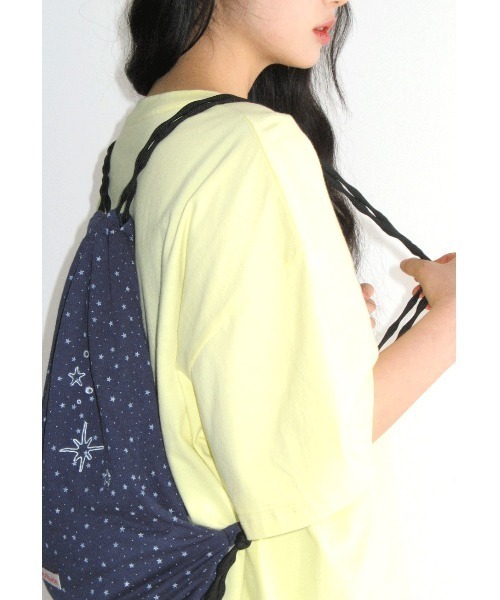 AMESWORLDWIDE（アメスワールドワイド）の「A'GEM/9 × .kom 『AMESWORLDWIDE/アメスワールドワイド』TWINKLE GYM SACK/トゥインクルジムサック（バックパック/リュック・レディース・ネイビー/イエロー・FREE）」の6枚目の写真