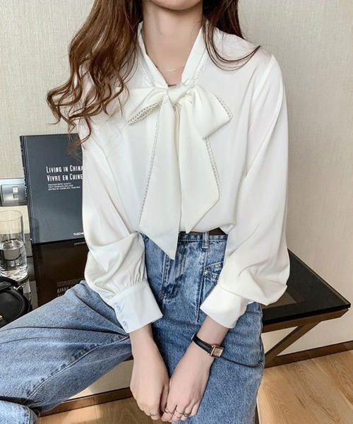 SallyLunn(サリーラン)の「スカラップ リボンボウタイブラウス(シャツ/ブラウス・レディース・ホワイト/ブルー・LARGE/MEDIUM)」の2枚目の写真