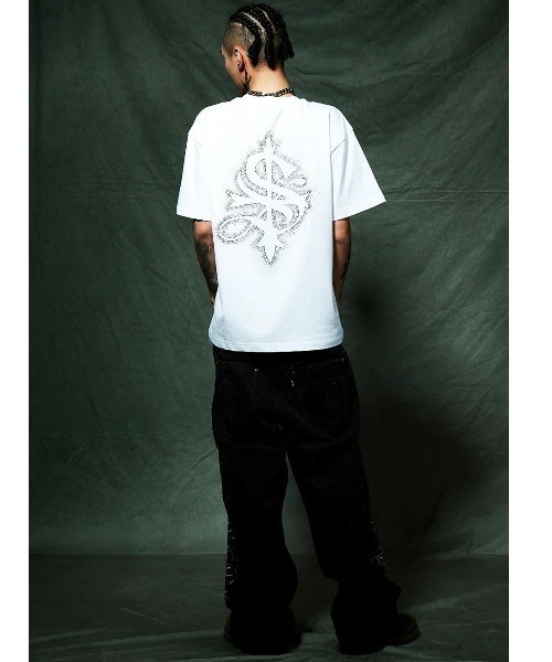SUPPLIER(サプライヤー)の「A'GEM/9 × .kom 『SUPPLIER/サプライヤー』 Spray Cross Rhinestone Tee/スプレークロスラインストーンTシャツ(Tシャツ/カットソー・メンズ・ブラック/ホワイト・L/M)」の4枚目の写真