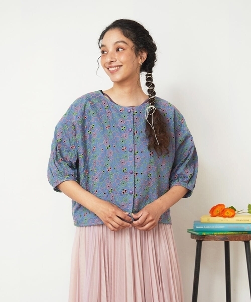 Jocomomola(ホコモモラ)の「Semilla フラワー総刺繍ブラウス(シャツ/ブラウス・レディース・アイボリー/ブルー・40)」の1枚目の写真