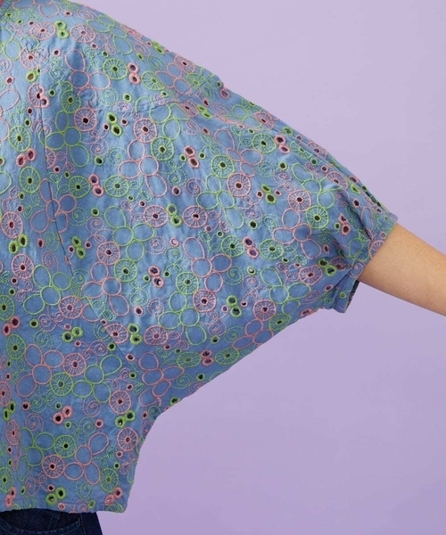 Jocomomola(ホコモモラ)の「Semilla フラワー総刺繍ブラウス(シャツ/ブラウス・レディース・アイボリー/ブルー・40)」の3枚目の写真