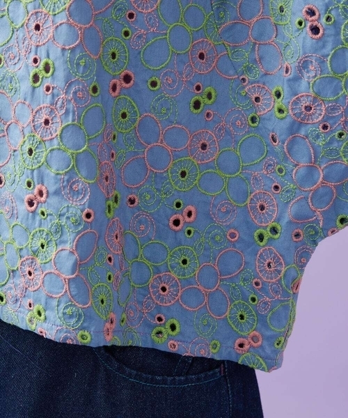 Jocomomola(ホコモモラ)の「Semilla フラワー総刺繍ブラウス(シャツ/ブラウス・レディース・アイボリー/ブルー・40)」の4枚目の写真