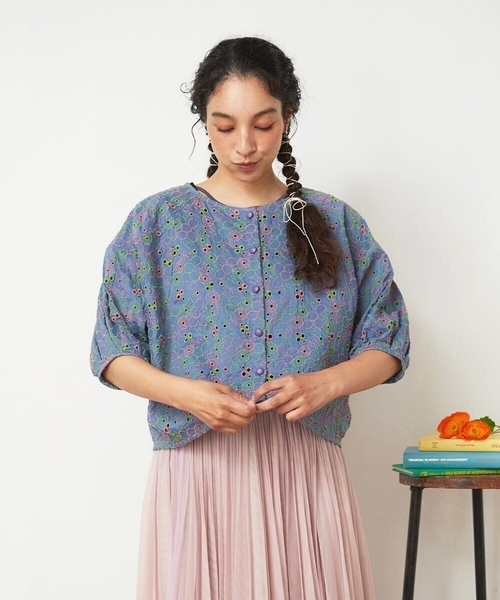 Jocomomola(ホコモモラ)の「Semilla フラワー総刺繍ブラウス(シャツ/ブラウス・レディース・アイボリー/ブルー・40)」の6枚目の写真