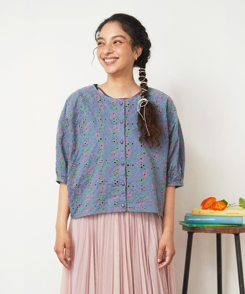 Jocomomola(ホコモモラ)の「Semilla フラワー総刺繍ブラウス(シャツ/ブラウス・レディース・アイボリー/ブルー・40)」の7枚目の写真